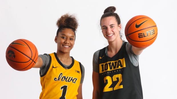 Aaliyah Guyton (1) and Caitlin Clark. (UI)